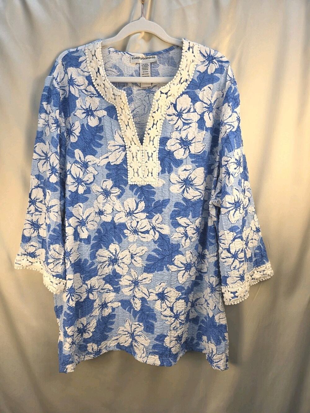 Cathy Daniels Women's 1X Blue And White Floral Blouse V Neck Crocheted Trim Boho